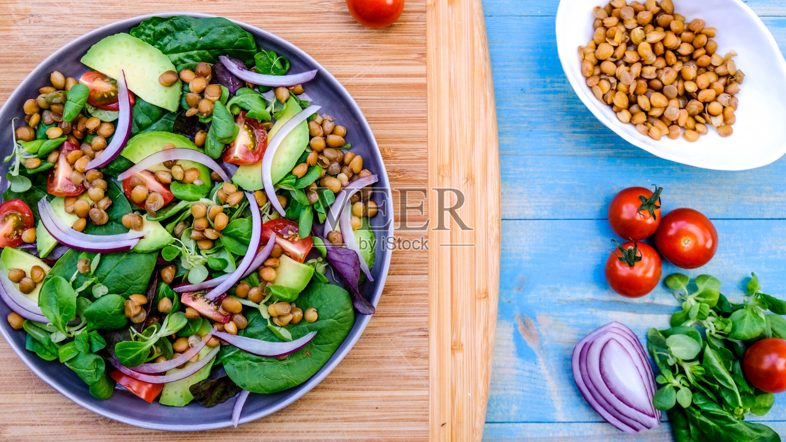 健康的素食者或素食鳄梨和扁豆沙拉照片摄影图片