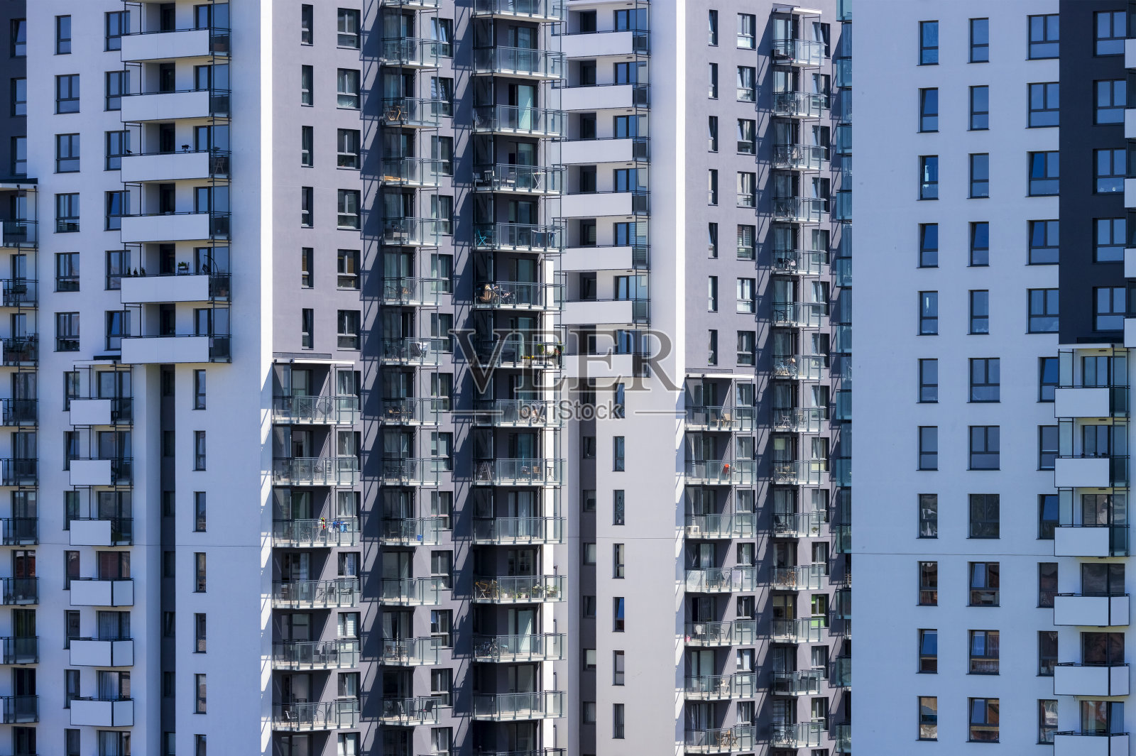 现代公寓摩天大楼的一排排阳台照片摄影图片