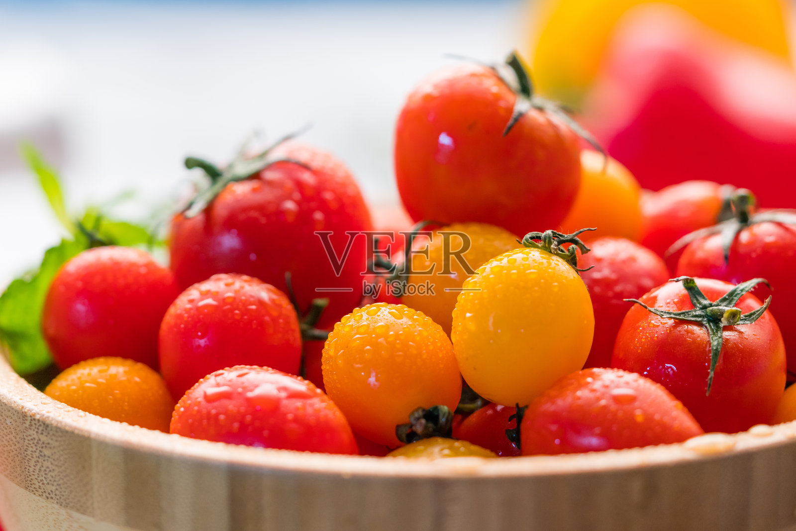 新鲜鲜艳的西红柿摆在桌上照片摄影图片