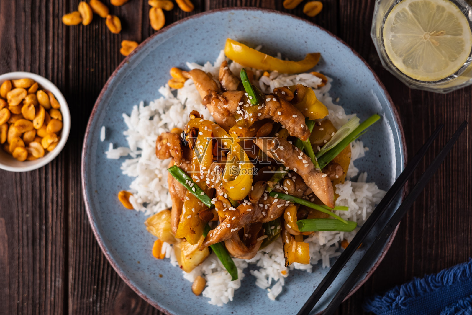 宫保鸡丁，用鸡肉、花生、蔬菜和辣椒煸炒的传统四川菜。照片摄影图片