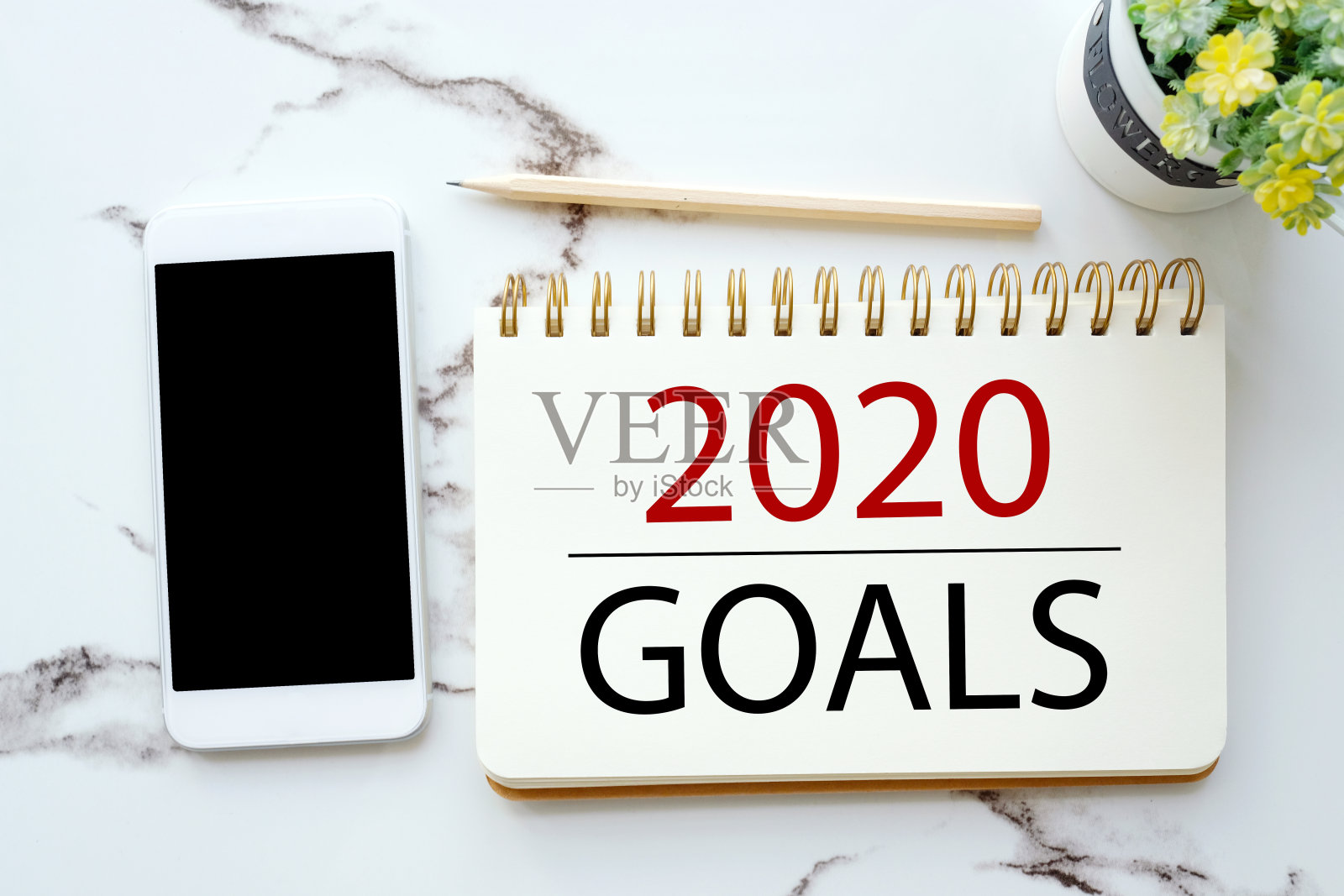 2020年目标写在便签纸上，白色大理石背景上黑屏智能手机上，2020年新年目标是在商业背景上成功照片摄影图片