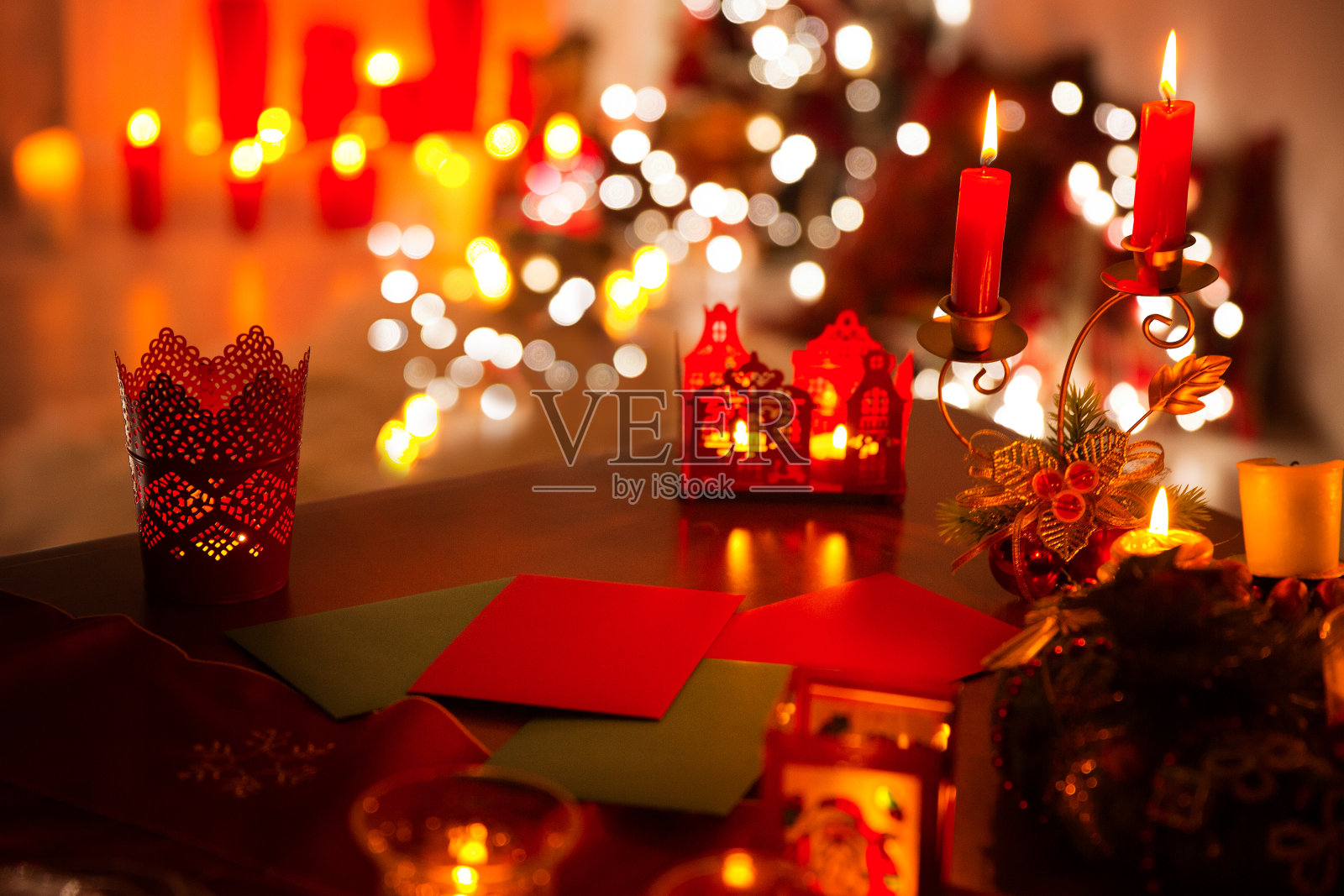 圣诞烛光，圣诞信桌上，节日德聚焦夜照片摄影图片