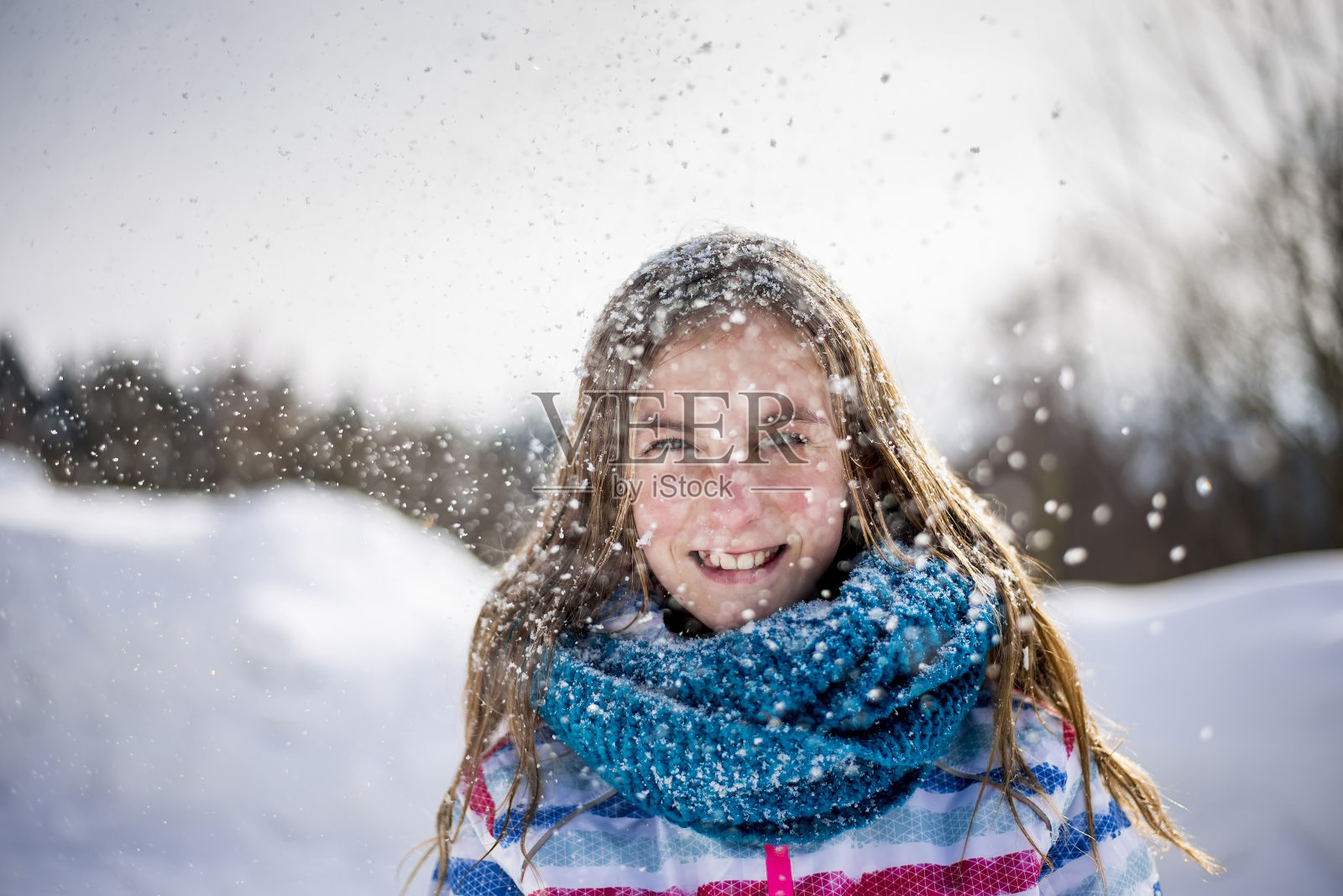 女孩在冬天玩得很开心照片摄影图片