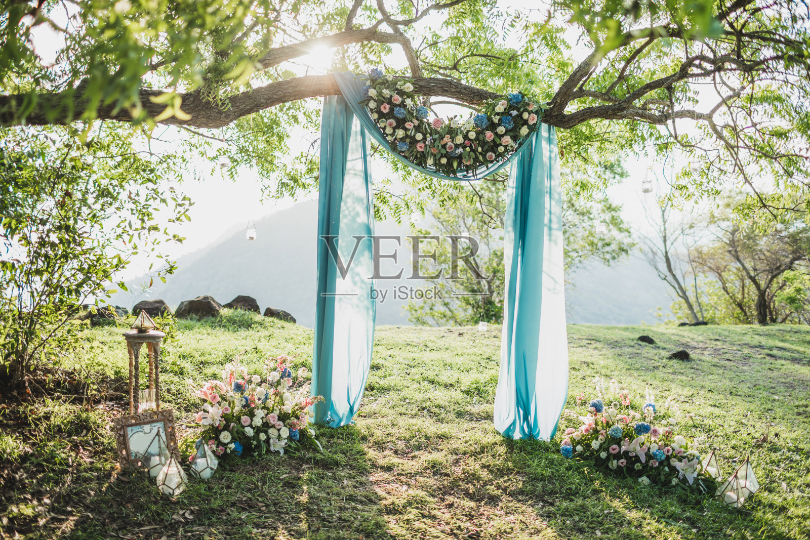 婚礼场地在室外花园，复印空间。用鲜花装饰的婚礼拱门。婚礼设置照片摄影图片_ID:412401786-Veer图库