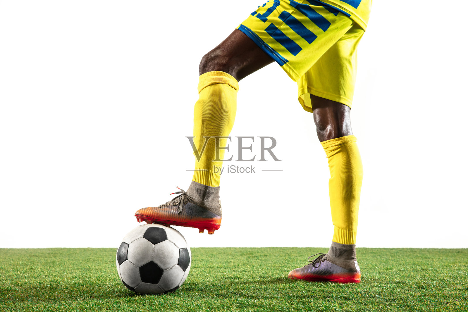 职业非洲足球或足球运动员孤立在白色背景照片摄影图片