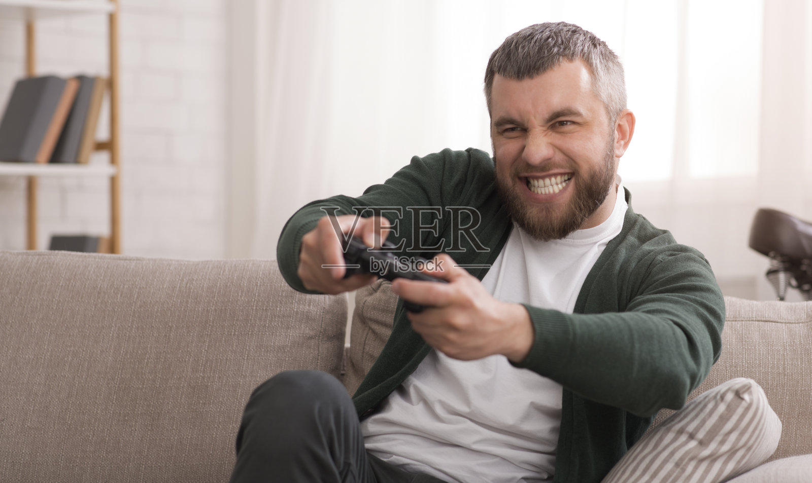 中年男人在家里玩电子游戏照片摄影图片