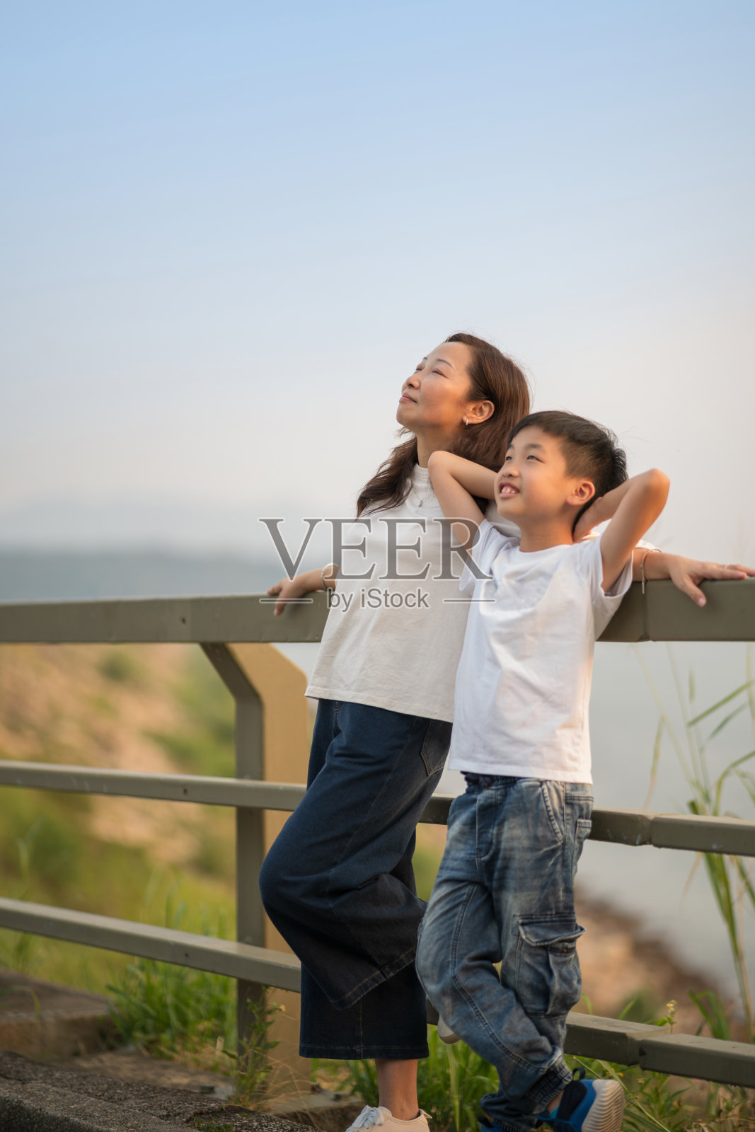 亚洲母亲和儿子享受自然照片摄影图片