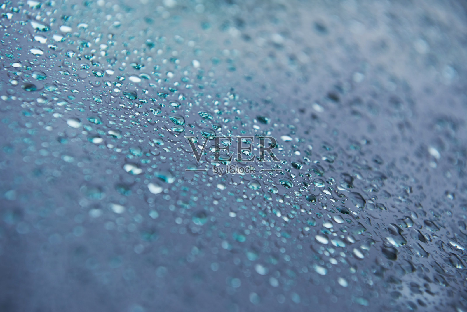 水滴落在湿玻璃杯上。多雨的天气照片摄影图片