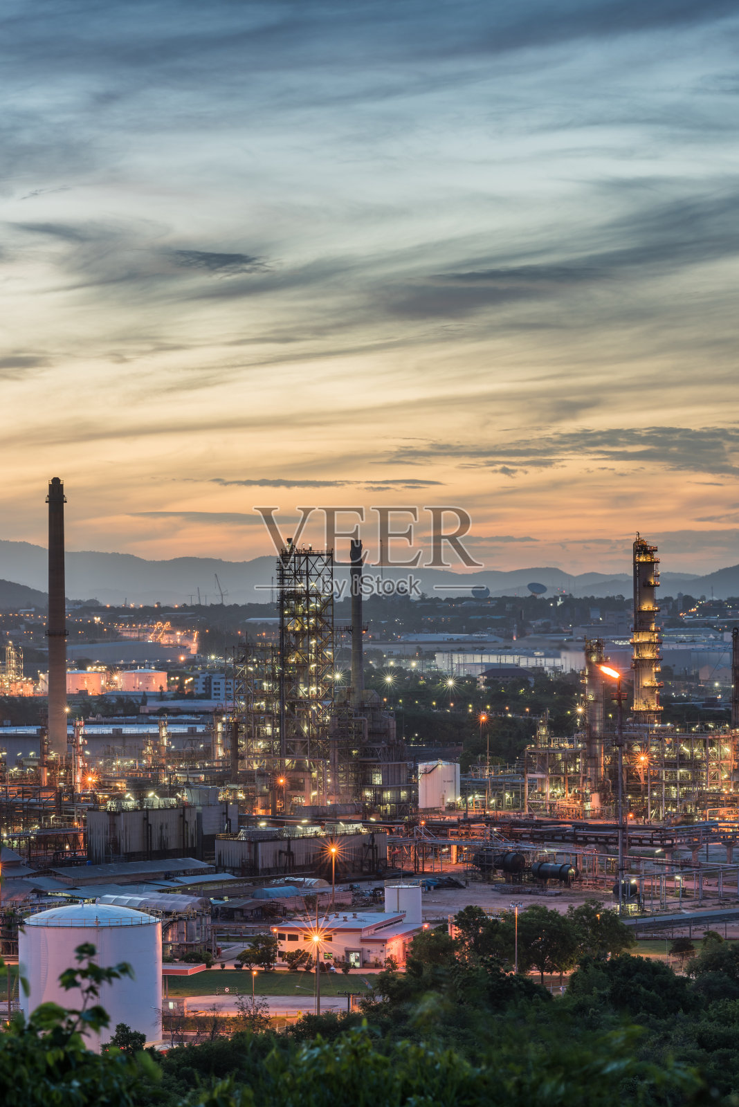 炼油厂在清晨和日出照片摄影图片