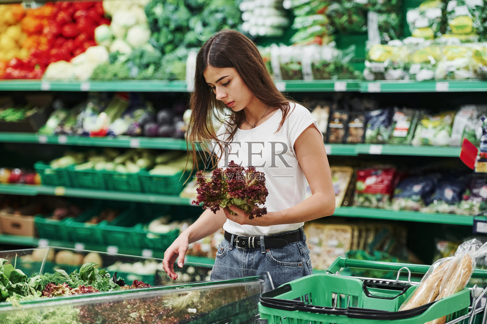蔬菜和水果。女购物者在市场寻找休闲服装产品照片摄影图片