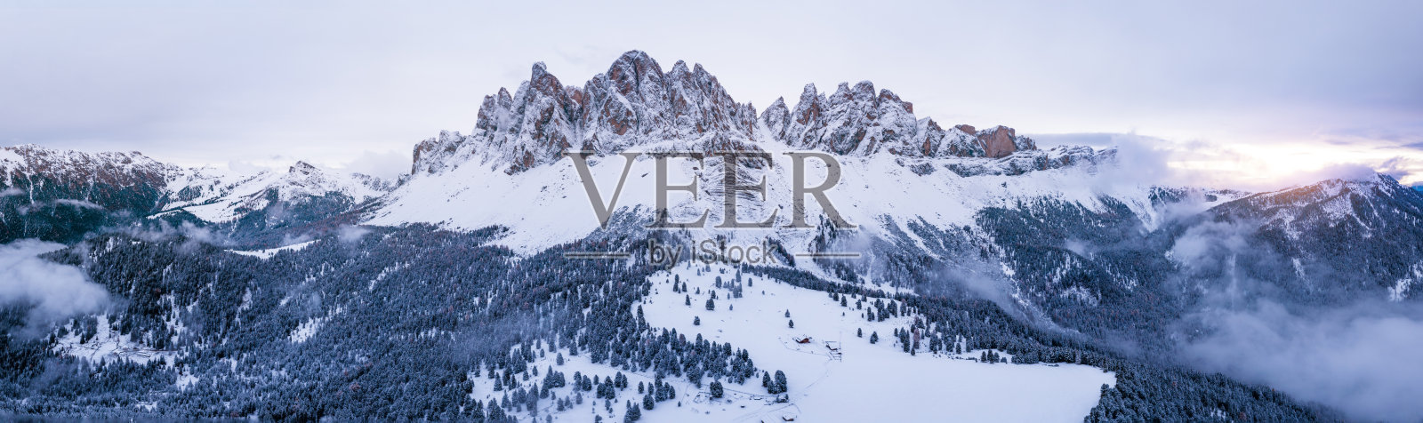 风景优美的冬季山地景观在阿尔卑斯山与空中全景Geisler峰从阿道夫·芒克尔小径在赞瑟艾尔姆，南蒂罗尔白云石美丽的雪覆盖森林山和山峰照片摄影图片