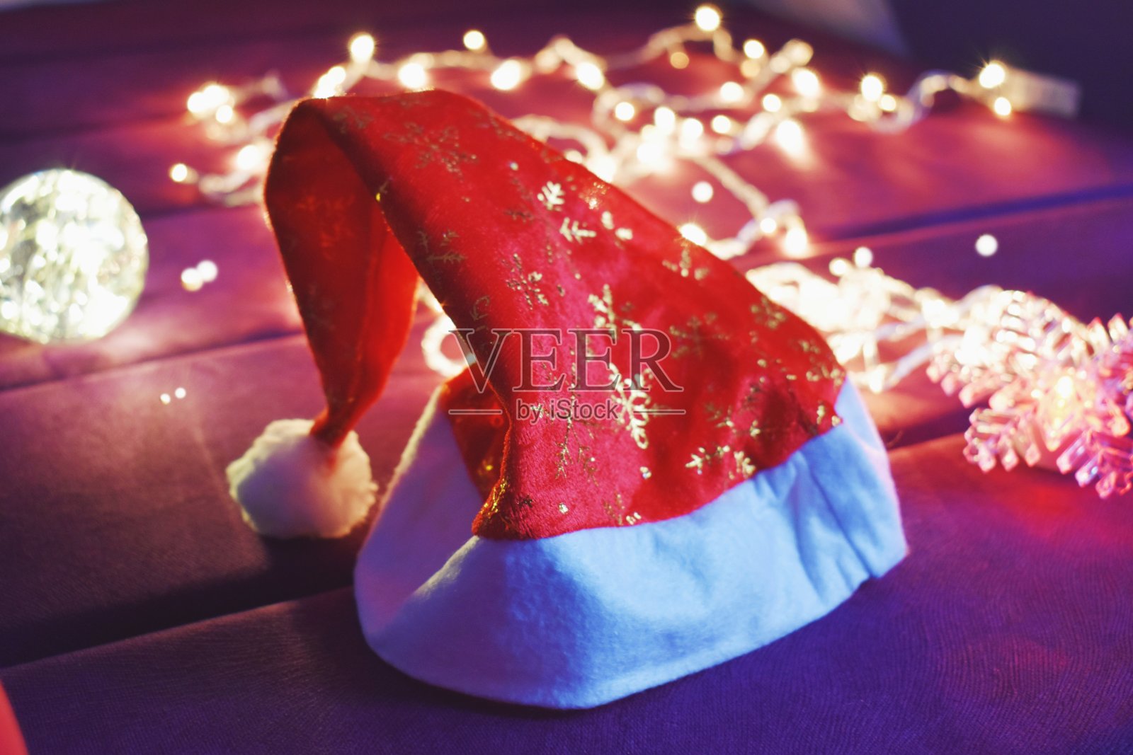 圣诞老人的帽子，有淡淡的装饰照片摄影图片
