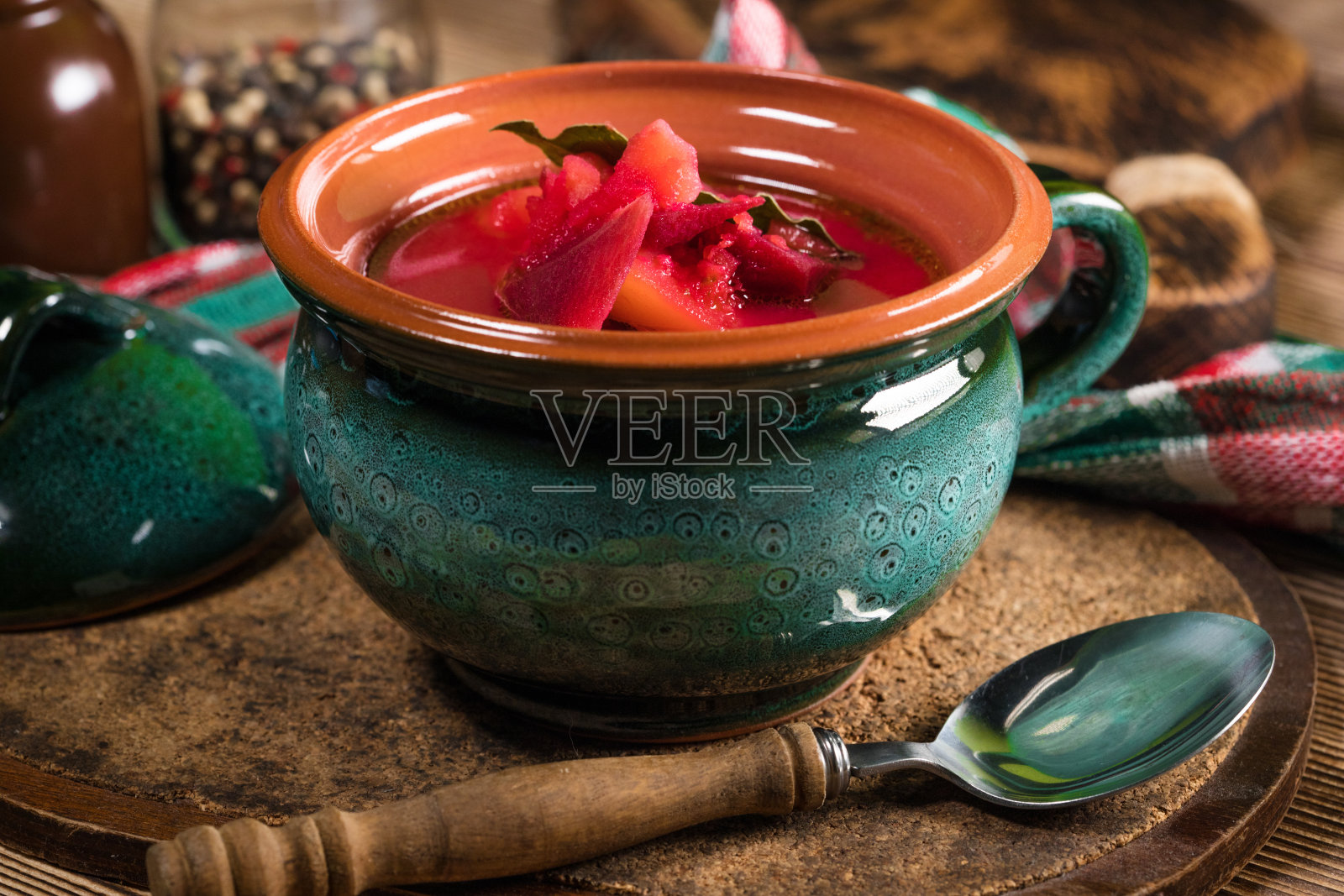 碗里的红色罗宋汤。照片摄影图片