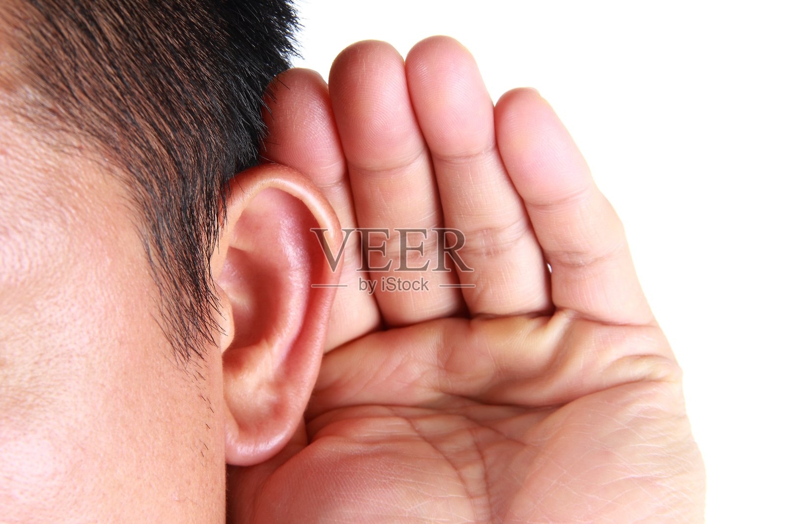 一个手放在耳朵上听的人照片摄影图片