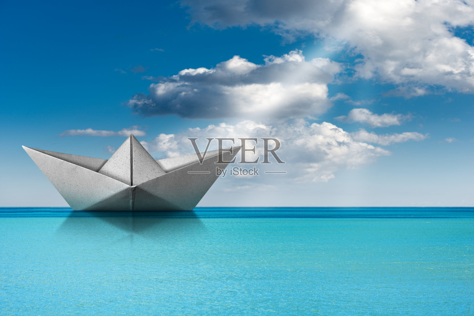 纸船在碧绿的大海上，蓝天白云照片摄影图片