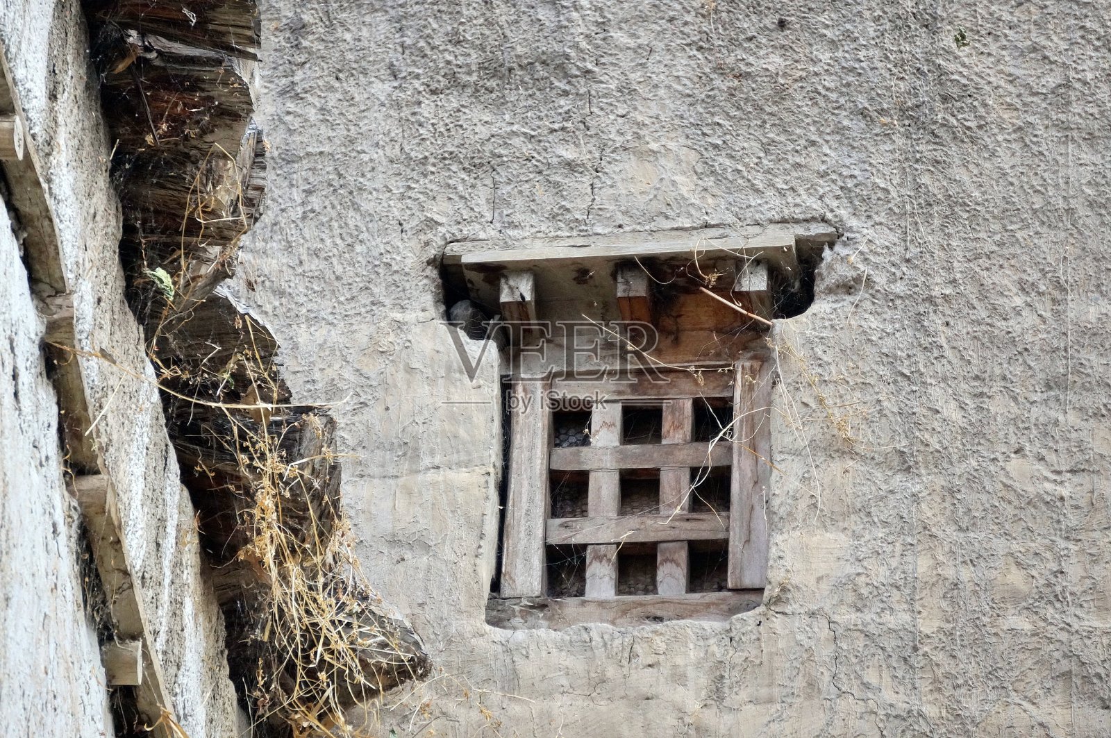 尼泊尔穆斯坦区萨马城的一幢住宅楼里，一扇带有木网的传统小窗户。照片摄影图片