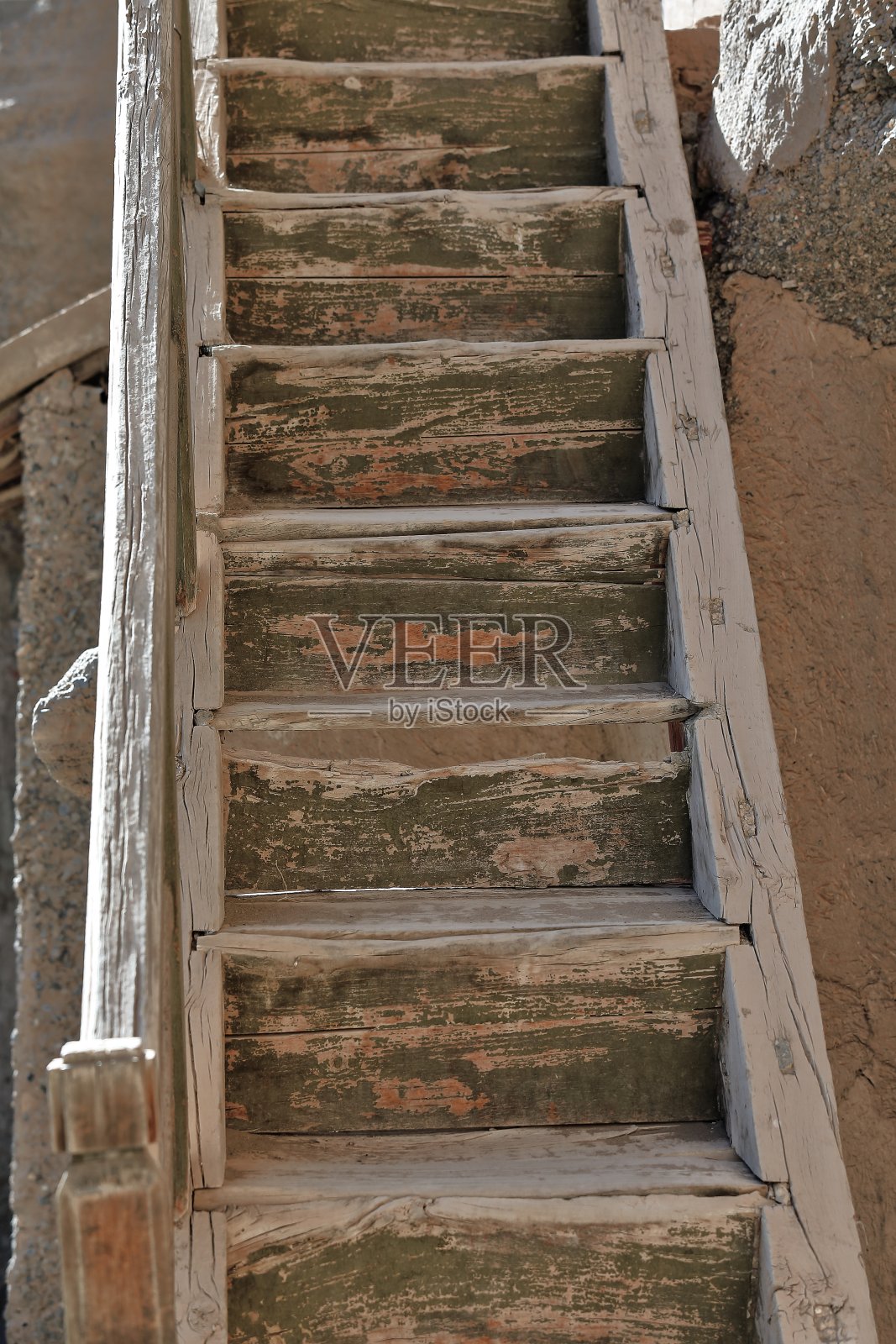 带栏杆的木梯——连接两层人行通道——莫高窟悬崖。敦煌-甘肃——中国- 0628照片摄影图片
