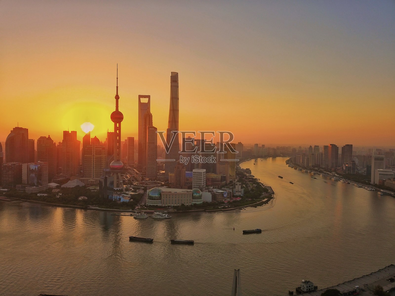 无人机拍摄的中国上海陆家嘴日出。照片摄影图片
