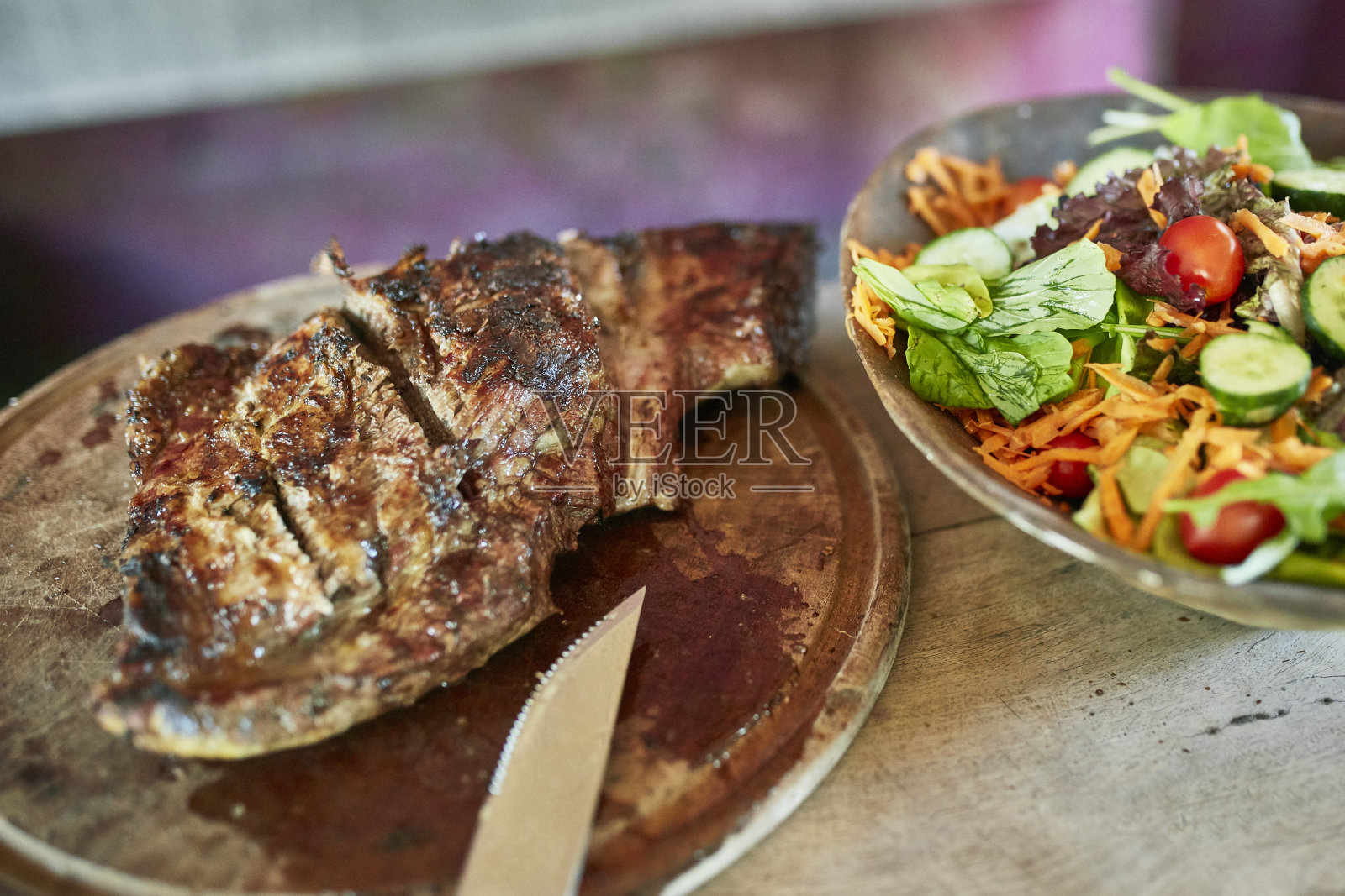 传统阿根廷午餐:烤排骨和沙拉照片摄影图片