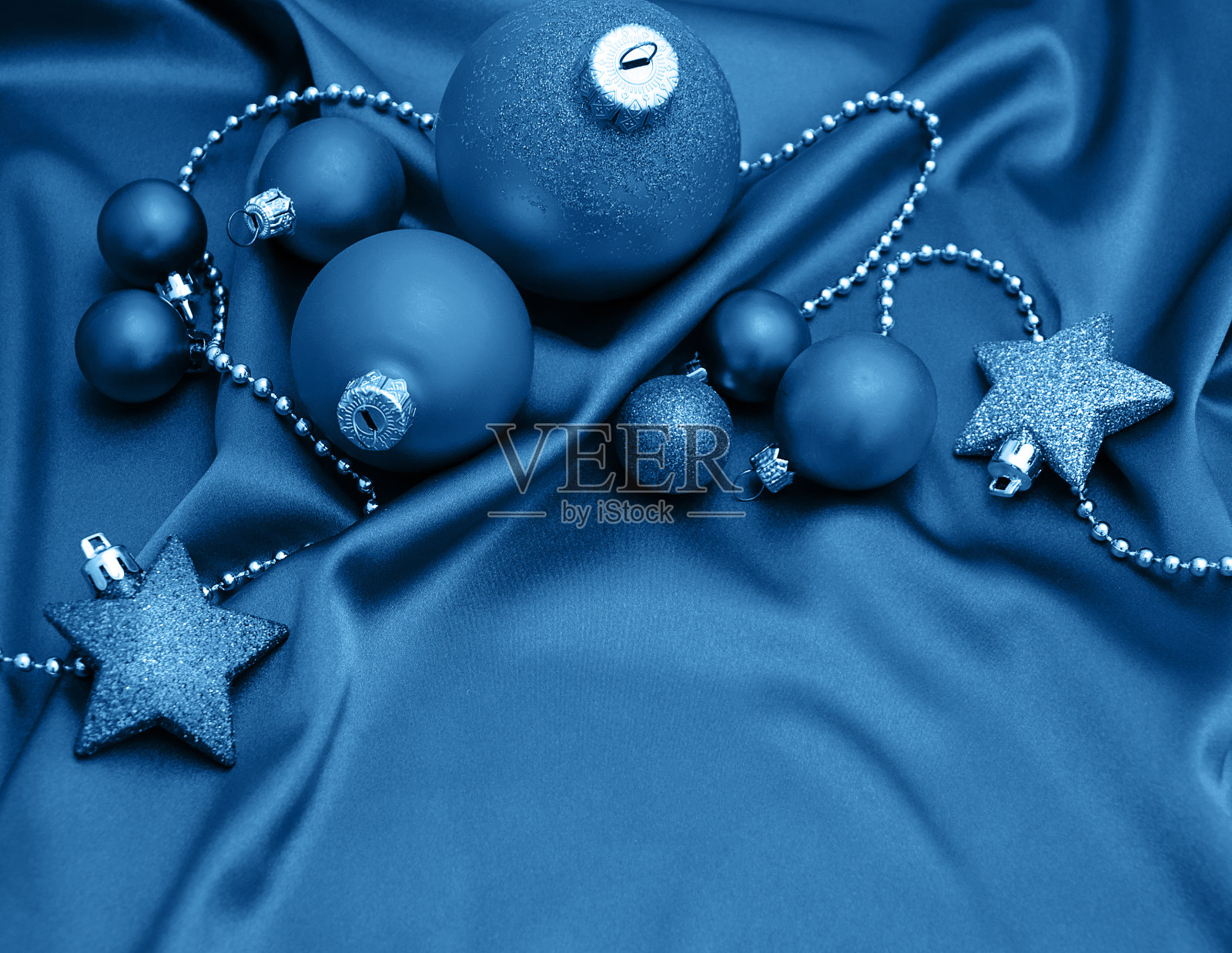 经典的蓝色丝质圣诞装饰物照片摄影图片
