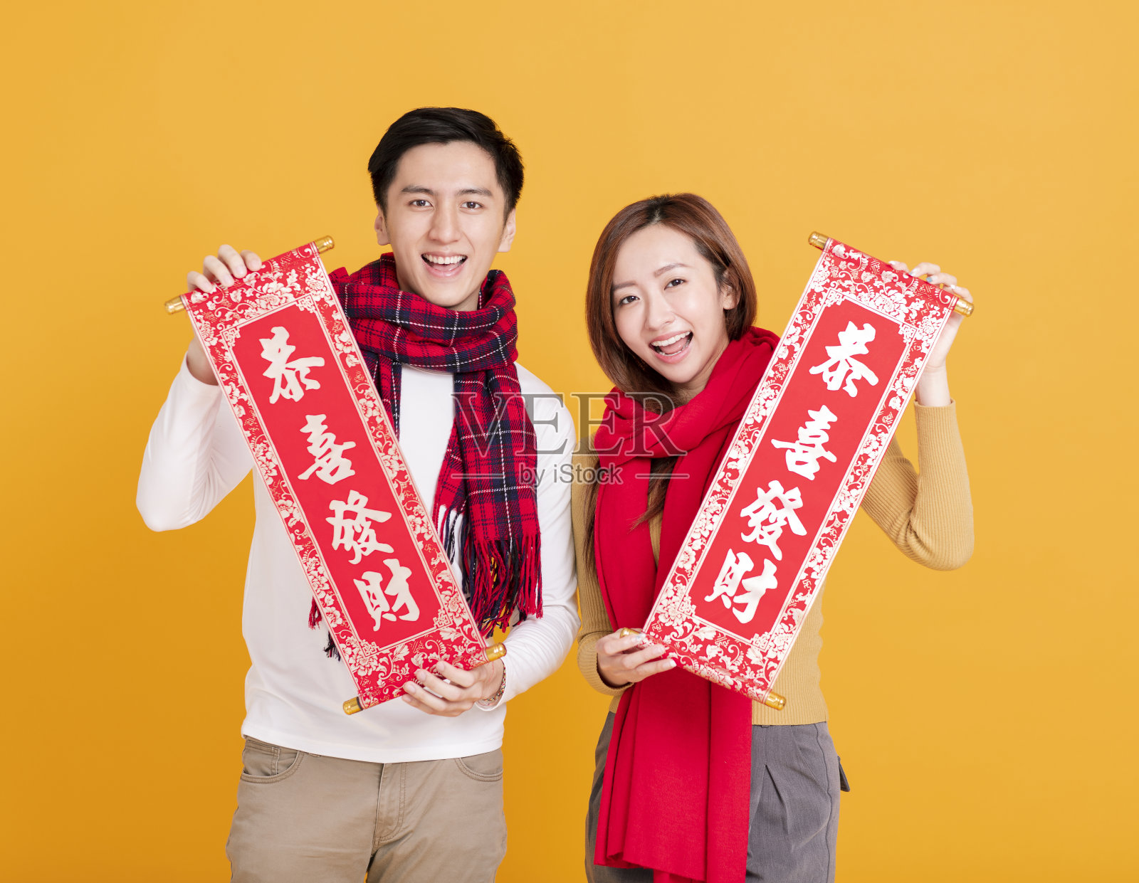 快乐的亚洲年轻夫妇庆祝中国新年。中文:恭喜发财照片摄影图片