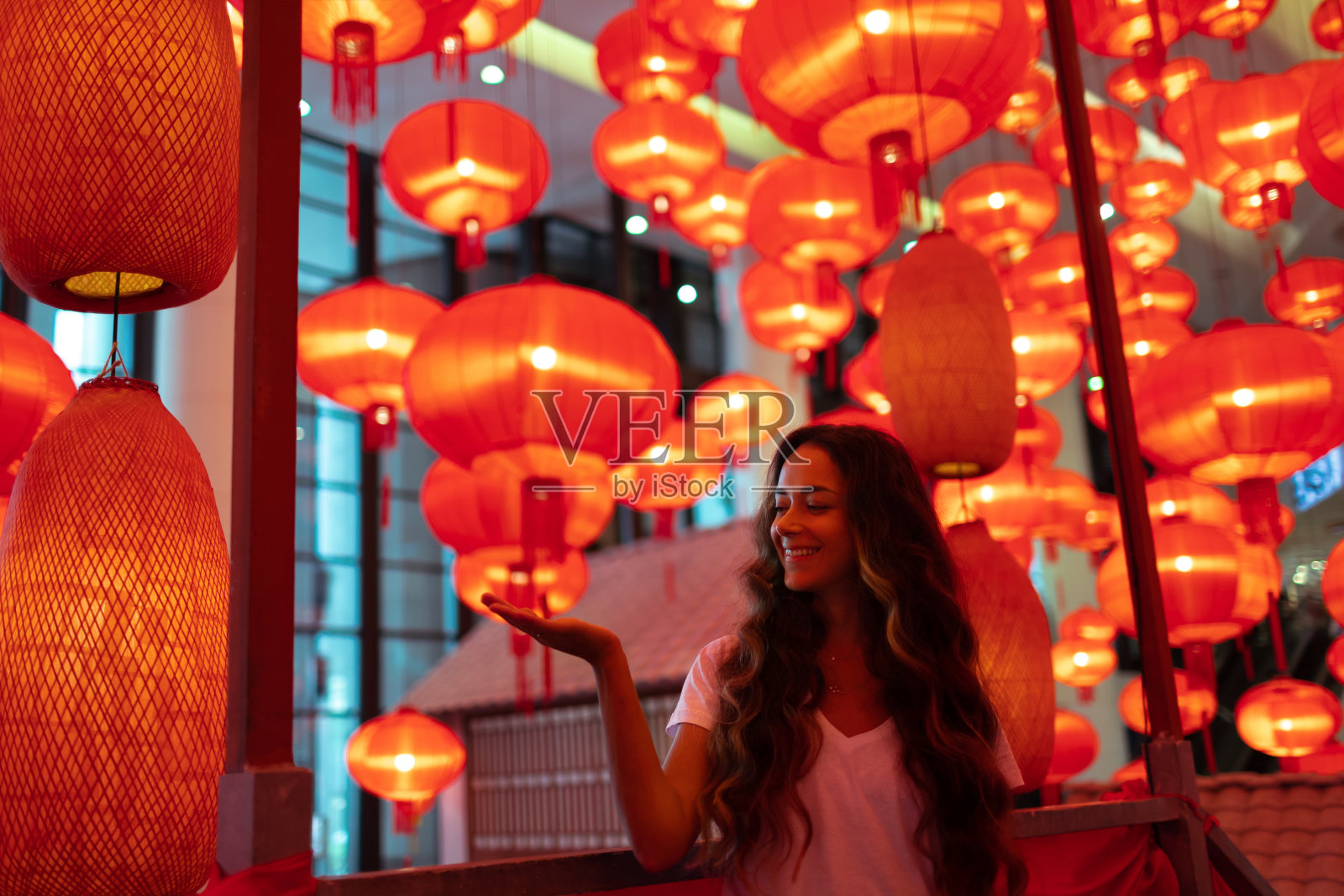 快乐的女游客享受传统的中国新年装饰红灯笼。北京亚洲文化节。照片摄影图片