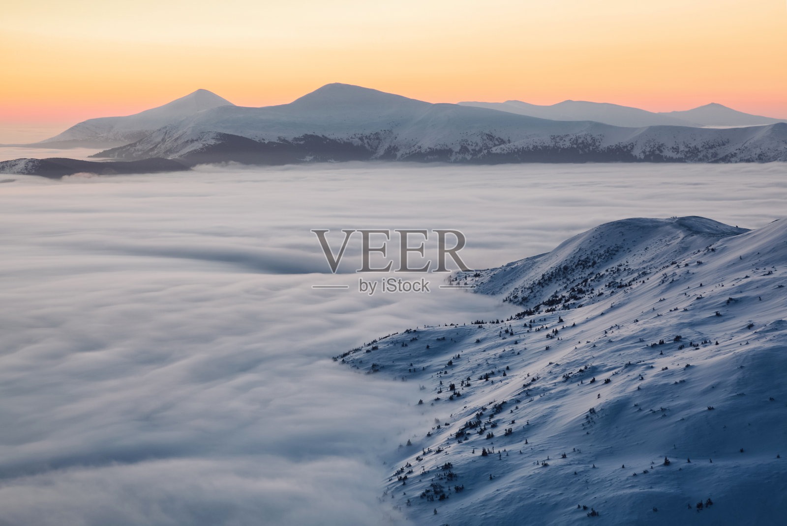 奇妙的日出照亮了Chornohora山脊，浓雾和地平线在一个寒冷的冬天早晨。美丽的风景。壁纸的背景。地点:欧洲，乌克兰，喀尔巴阡照片摄影图片