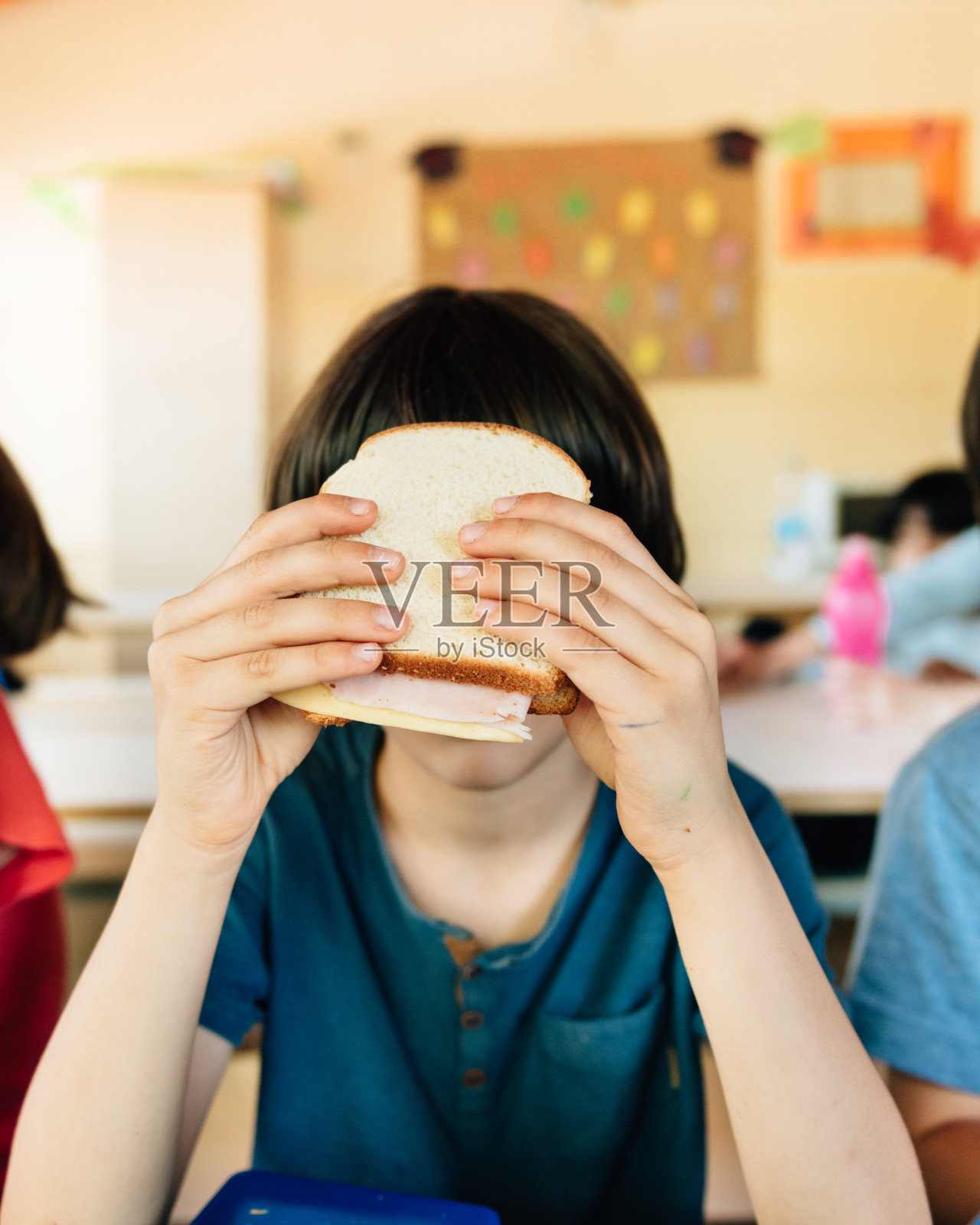 小学生在学校餐厅的午餐休息时间照片摄影图片