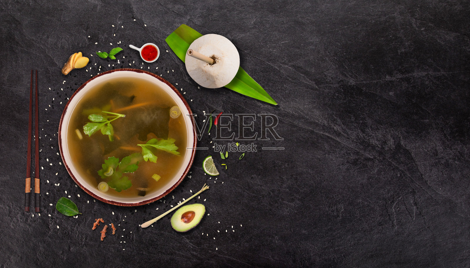 酱汤日本美食背景与各种配料的石材背景。照片摄影图片