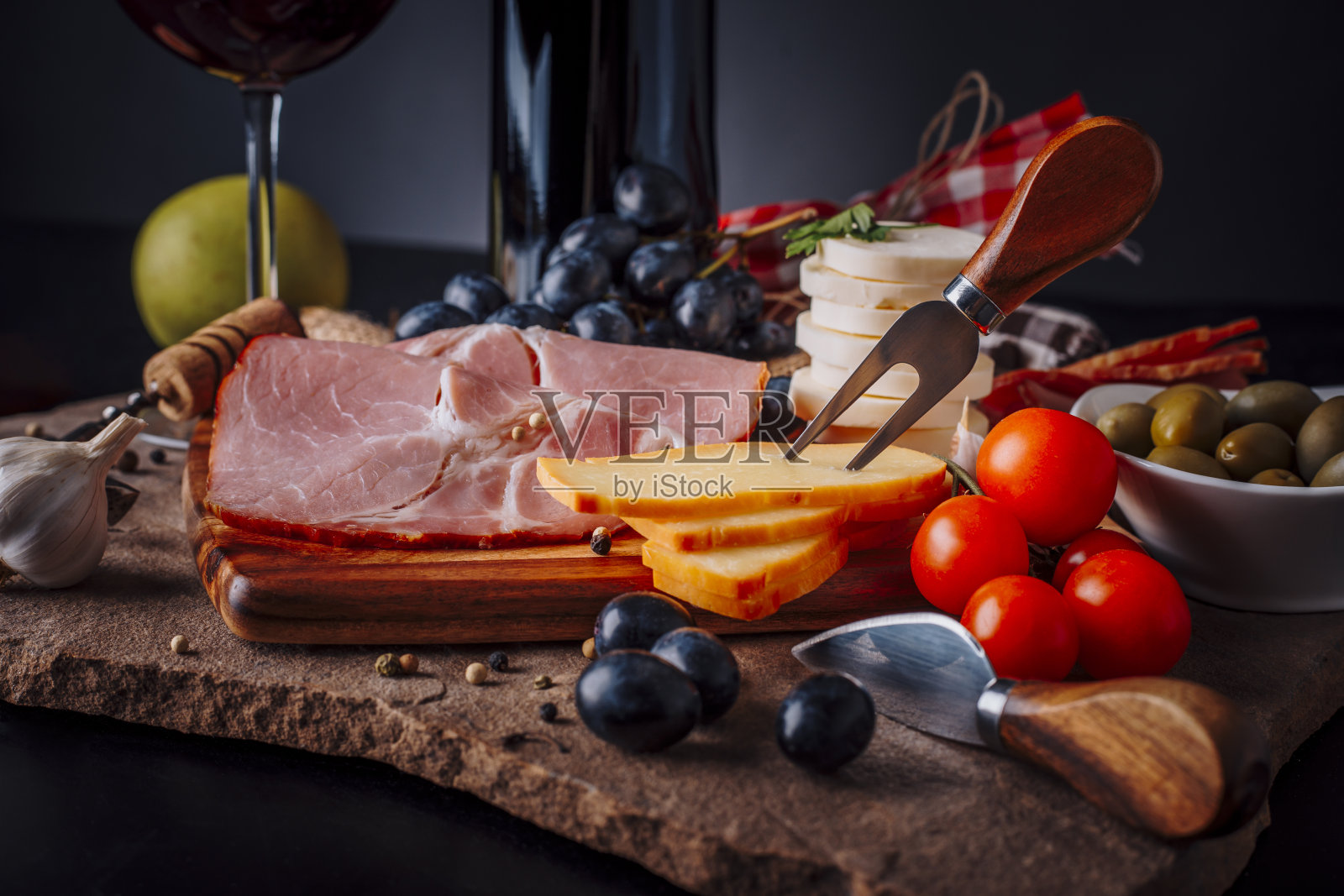 红酒和开胃菜照片摄影图片