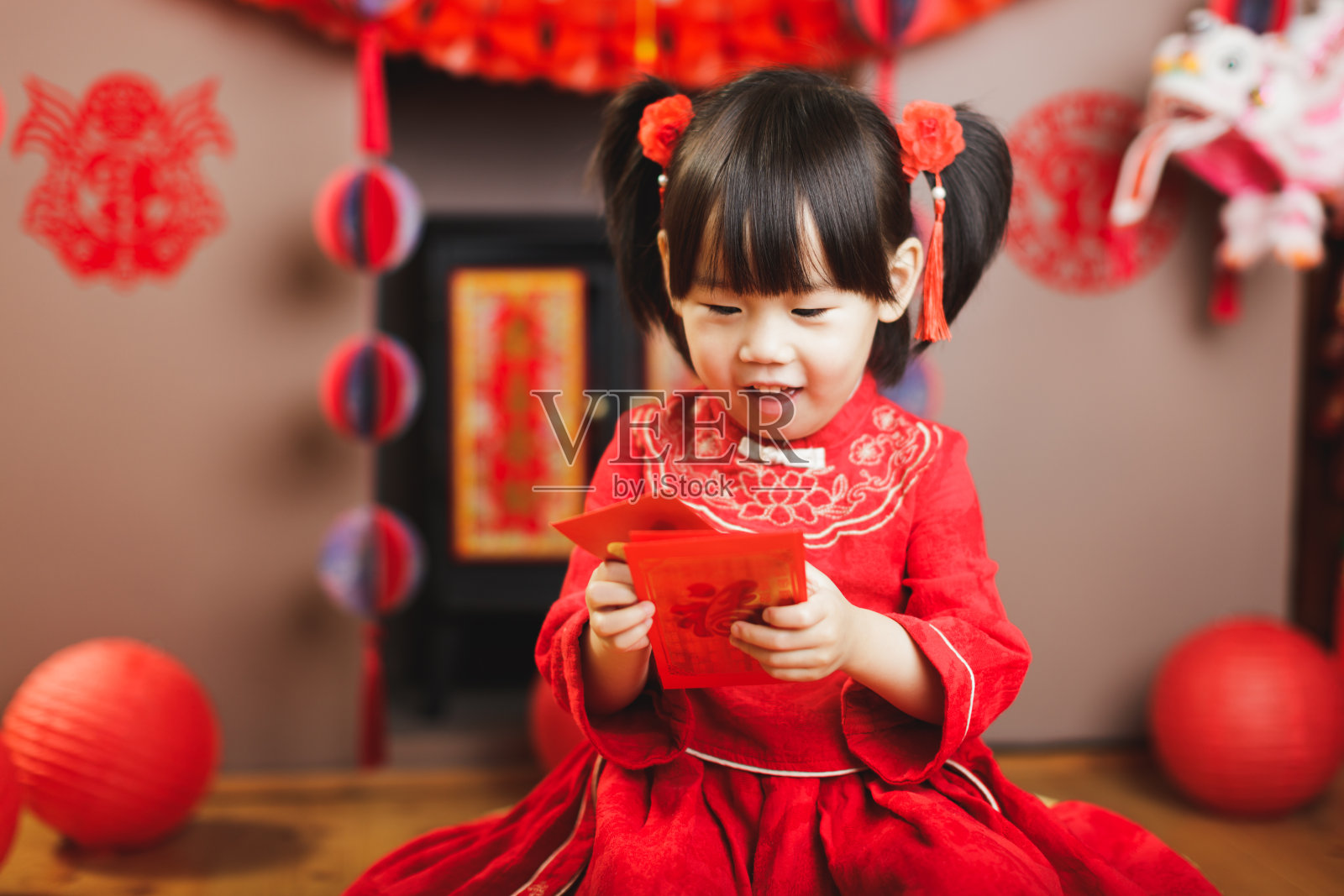 中国女婴穿着传统服装庆祝中国新年照片摄影图片
