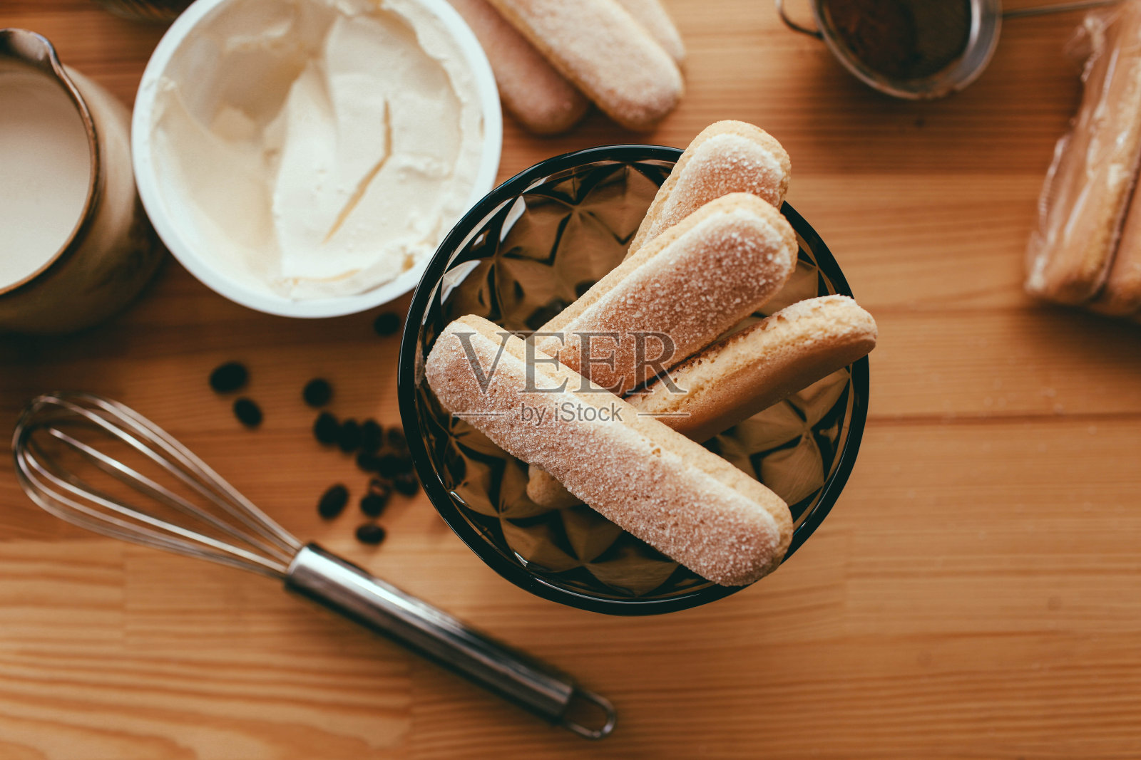 提拉米苏的烹饪概念，制作桌上意大利甜点的配料，传统蛋糕的制作过程俯视图照片摄影图片