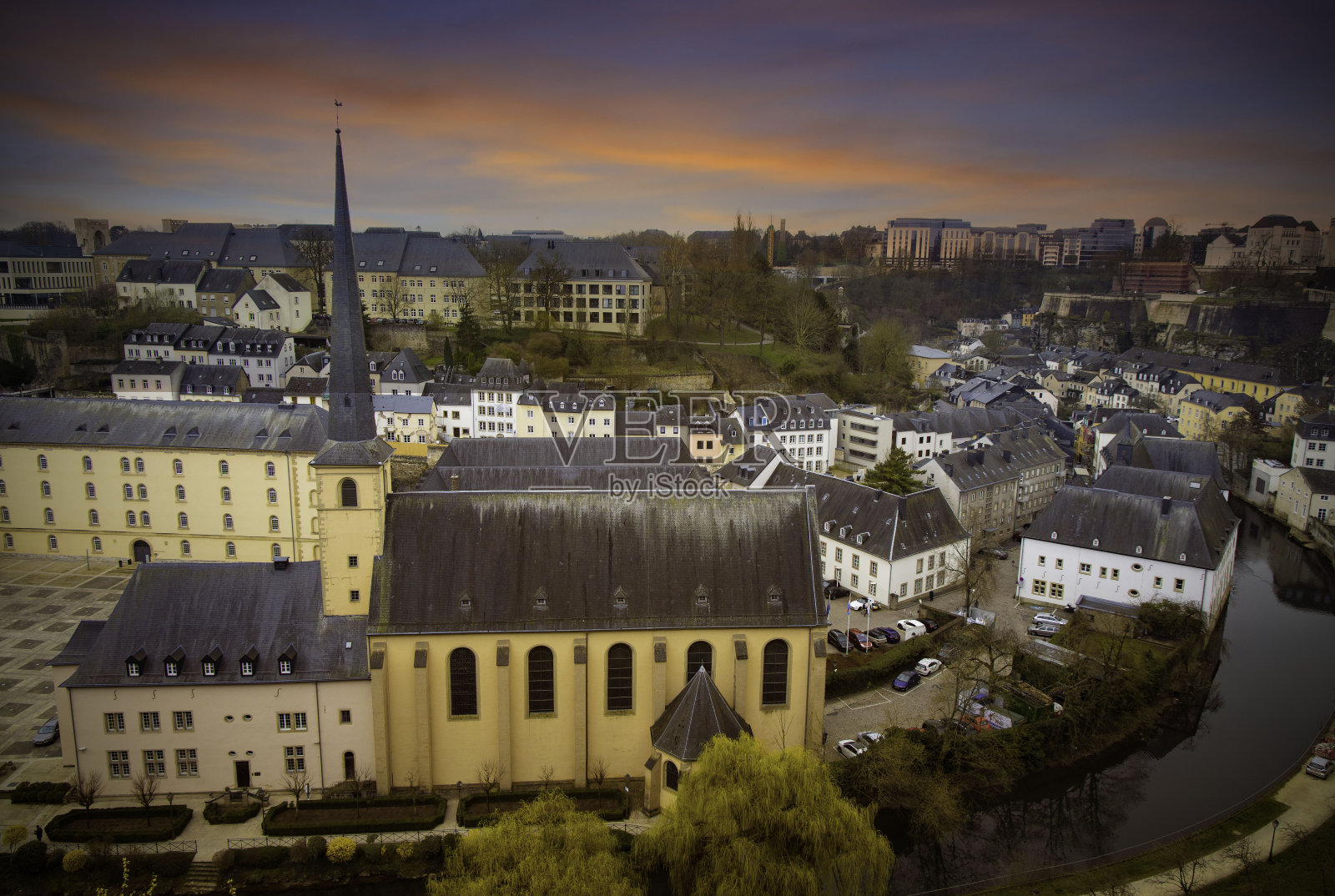 卢森堡大公国的首都，夜城全景，老城和格兰德的景色照片摄影图片