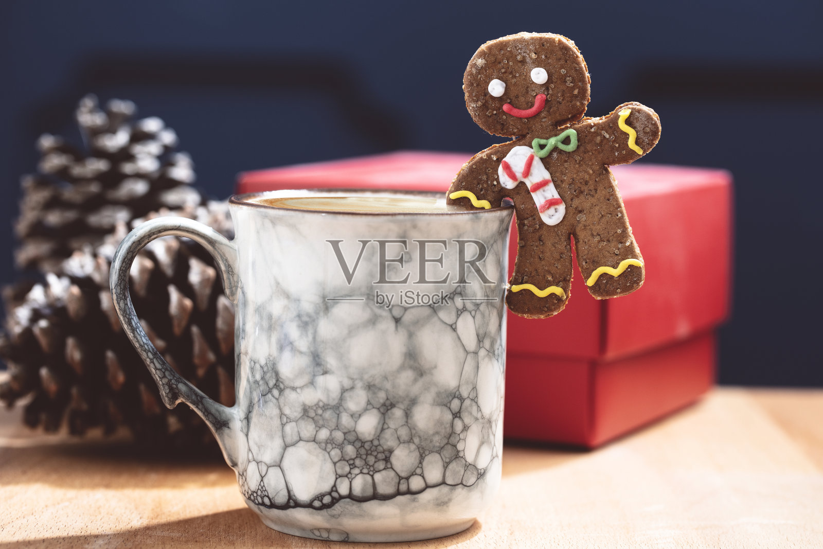 大理石图案的杯子，里面有咖啡和姜饼人。圣诞主题礼品盒照片摄影图片