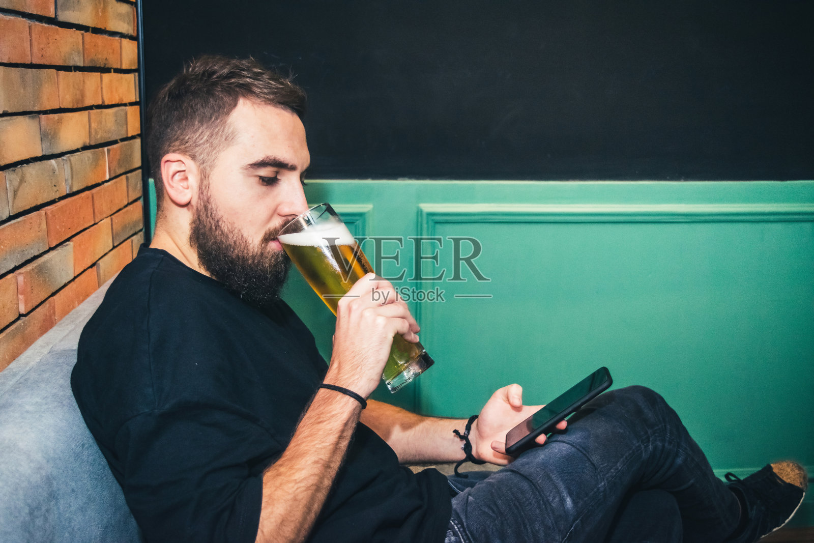 男人享受在他的啤酒库存照片照片摄影图片