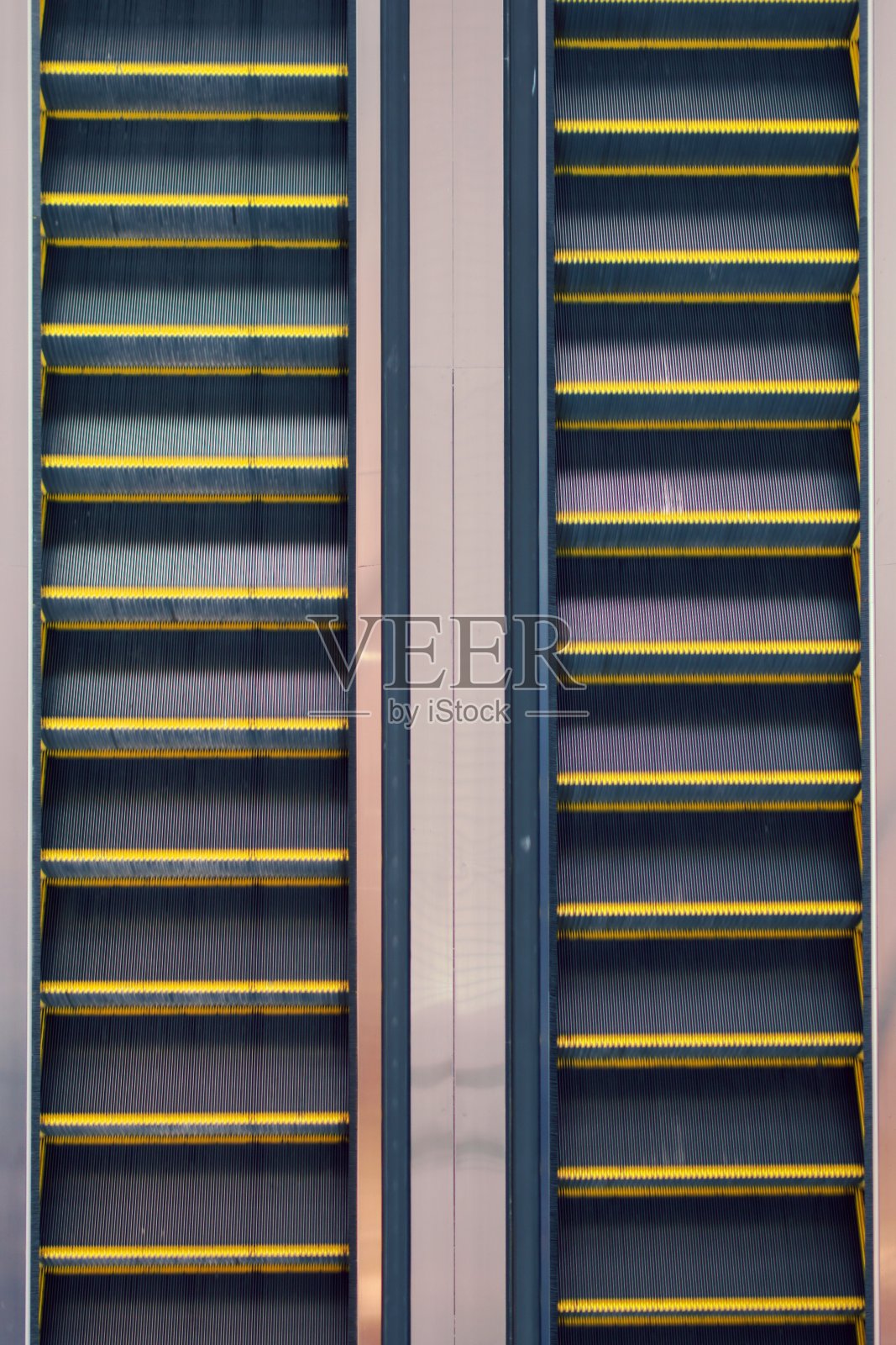 机场的平行钢制自动扶梯，自上而下的高架视野。照片摄影图片