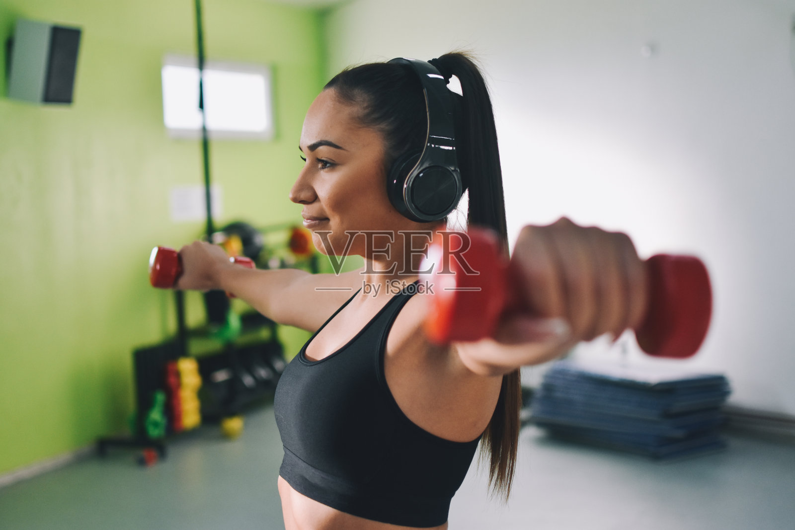年轻女子在健身房锻炼健康的生活方式照片摄影图片