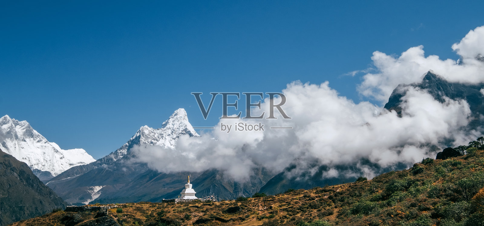 Ama Dablam主海拔6814米，海拔5563米
山峰上有佛塔。珠穆朗玛峰大本营徒步路线，昆布山谷，尼泊尔。照片摄影图片
