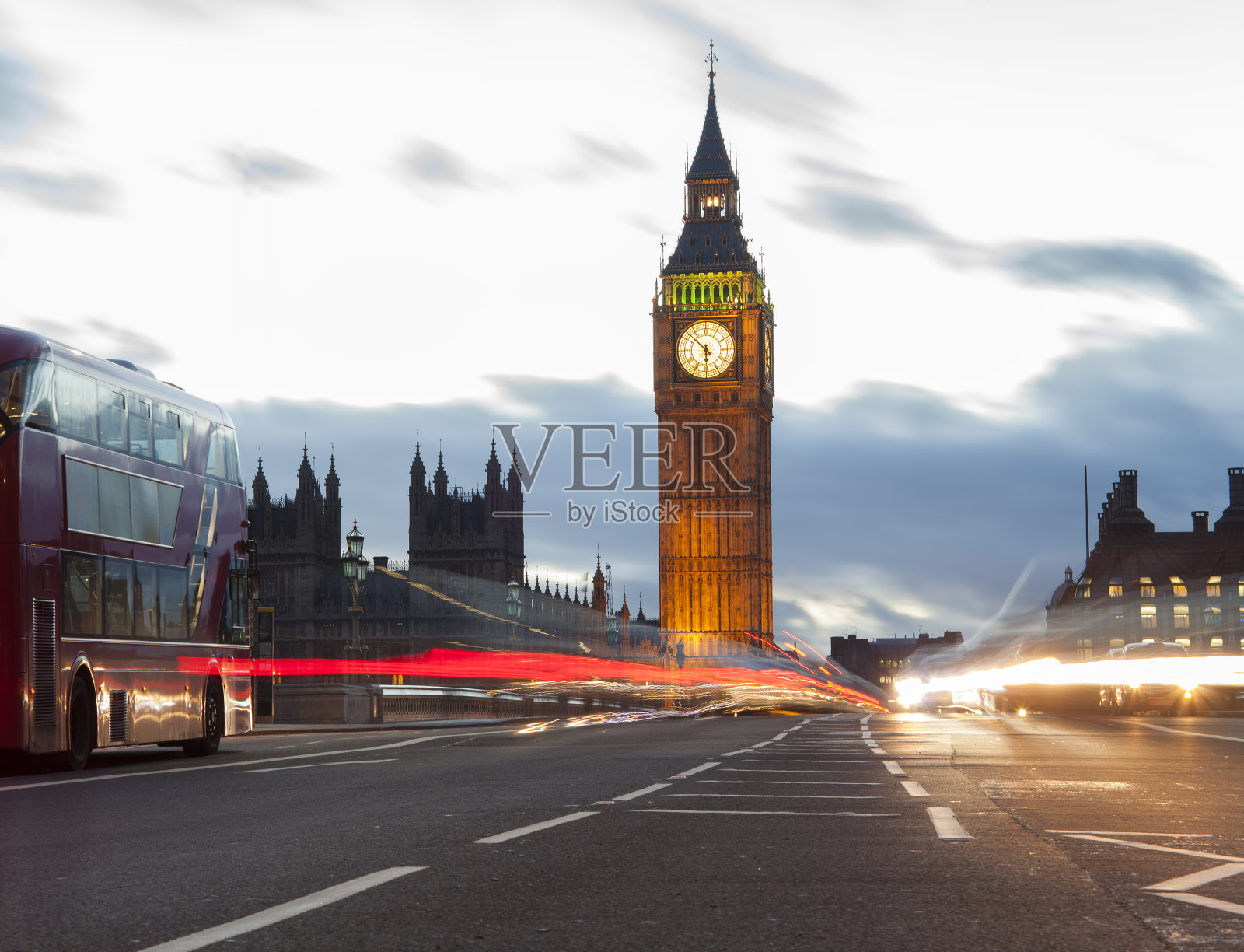 伦敦市景，大本钟和汽车交通照片摄影图片