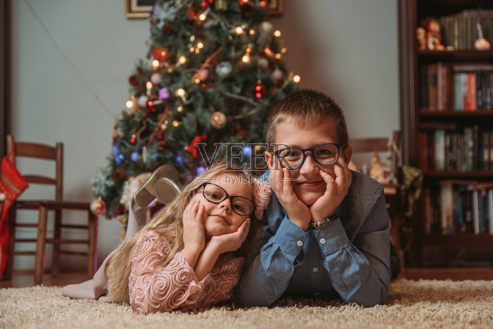 哥哥和妹妹一起过圣诞节照片摄影图片