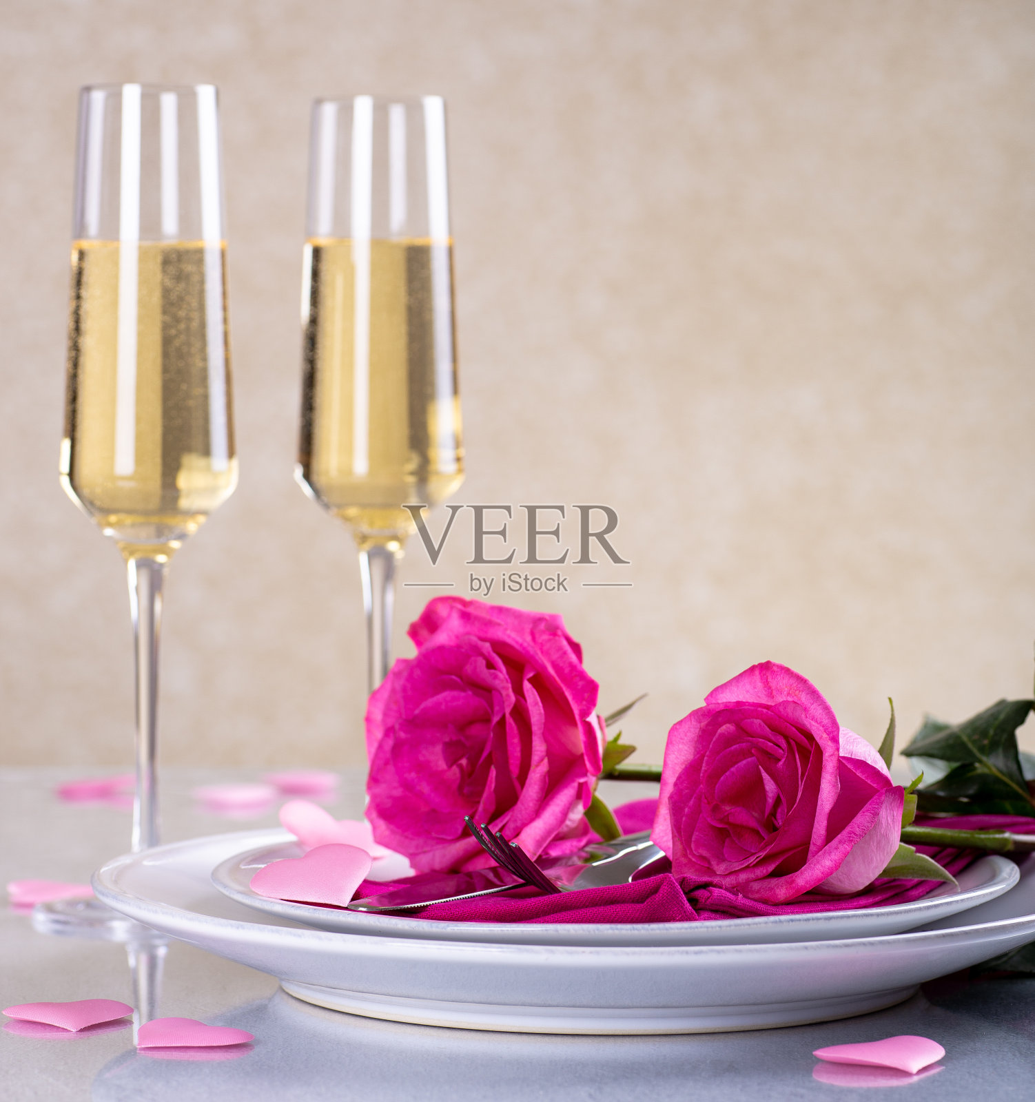 两杯粉红玫瑰香槟照片摄影图片