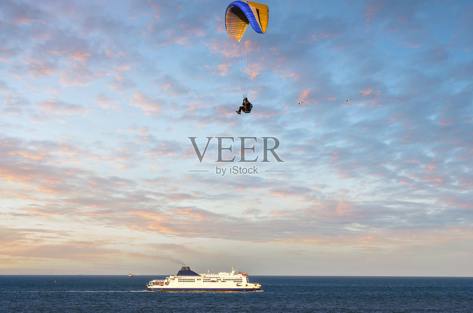 法国北部美丽的海岸景色，还有滑翔伞飞越英吉利海峡照片摄影图片