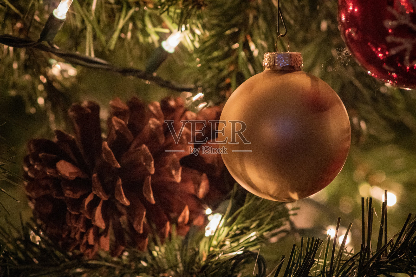 圣诞树上的圣诞装饰品照片摄影图片