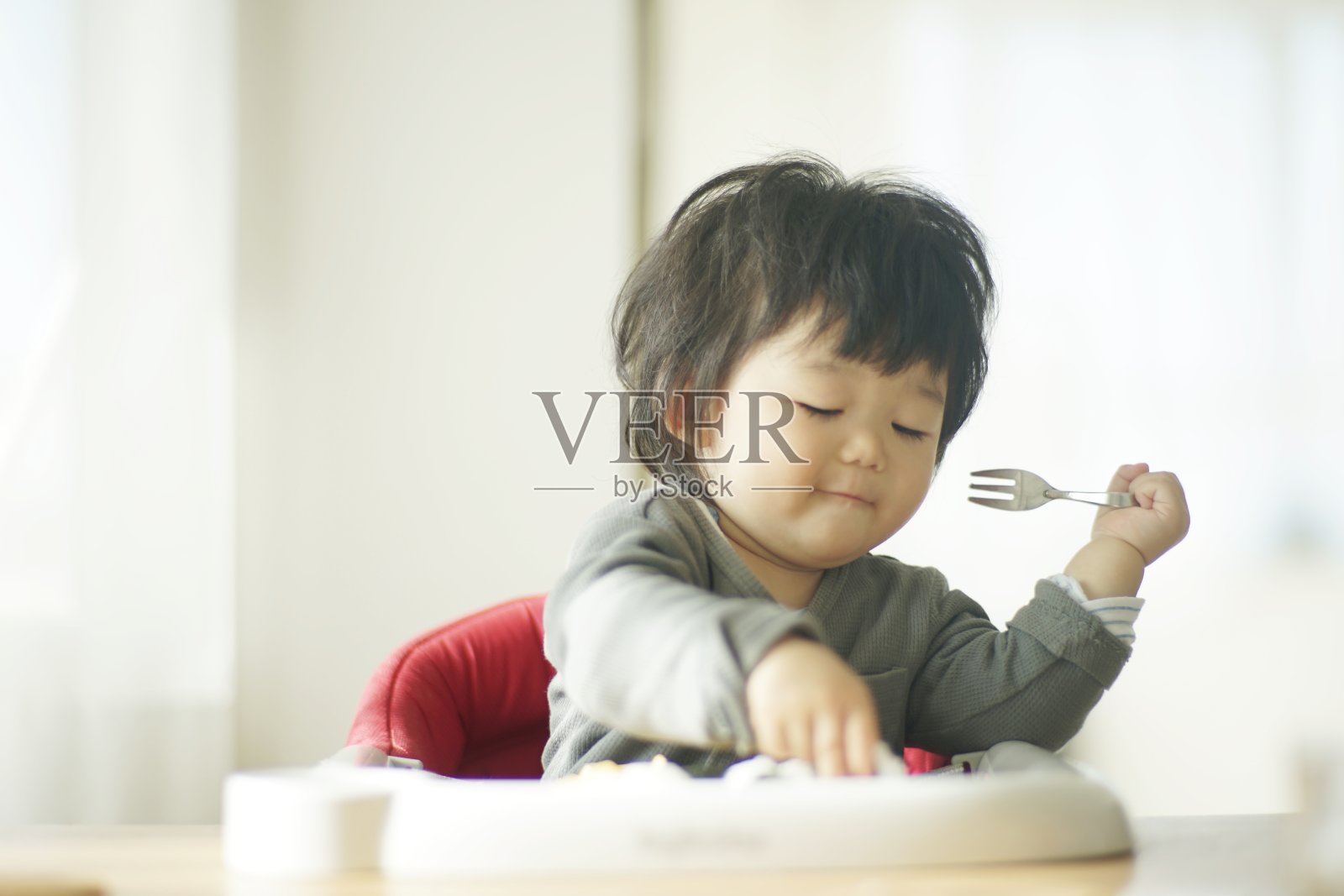 小男孩在家吃饭照片摄影图片