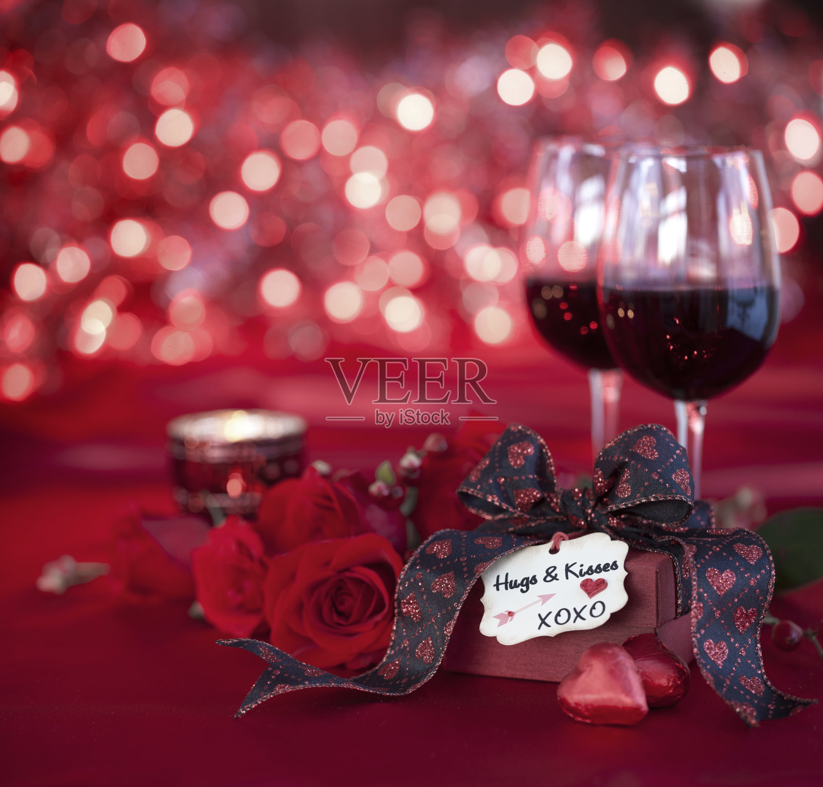 情人节红玫瑰和红酒与礼物在散焦灯光的背景照片摄影图片