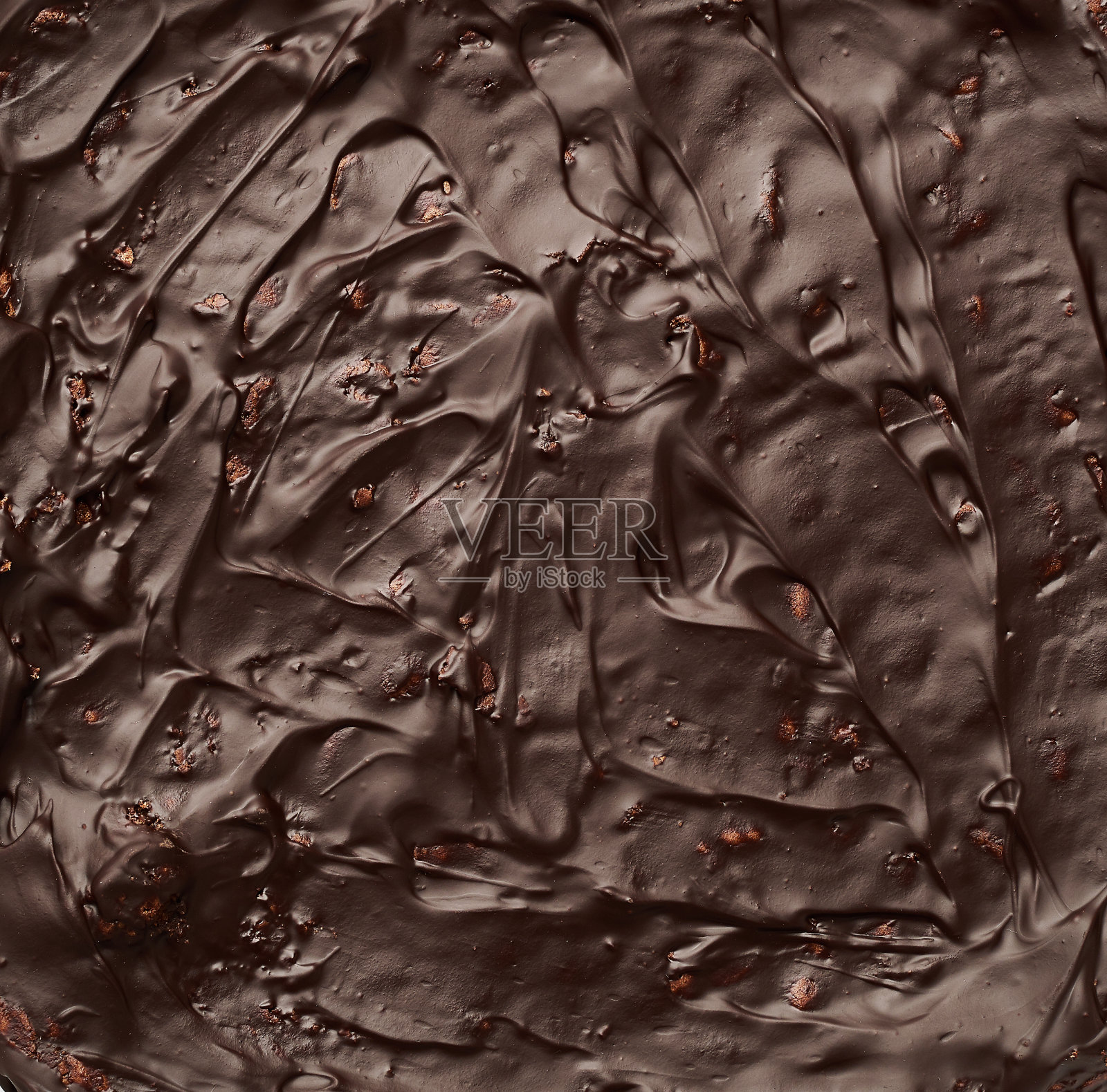 烤巧克力蛋糕的质地，淋上巧克力照片摄影图片