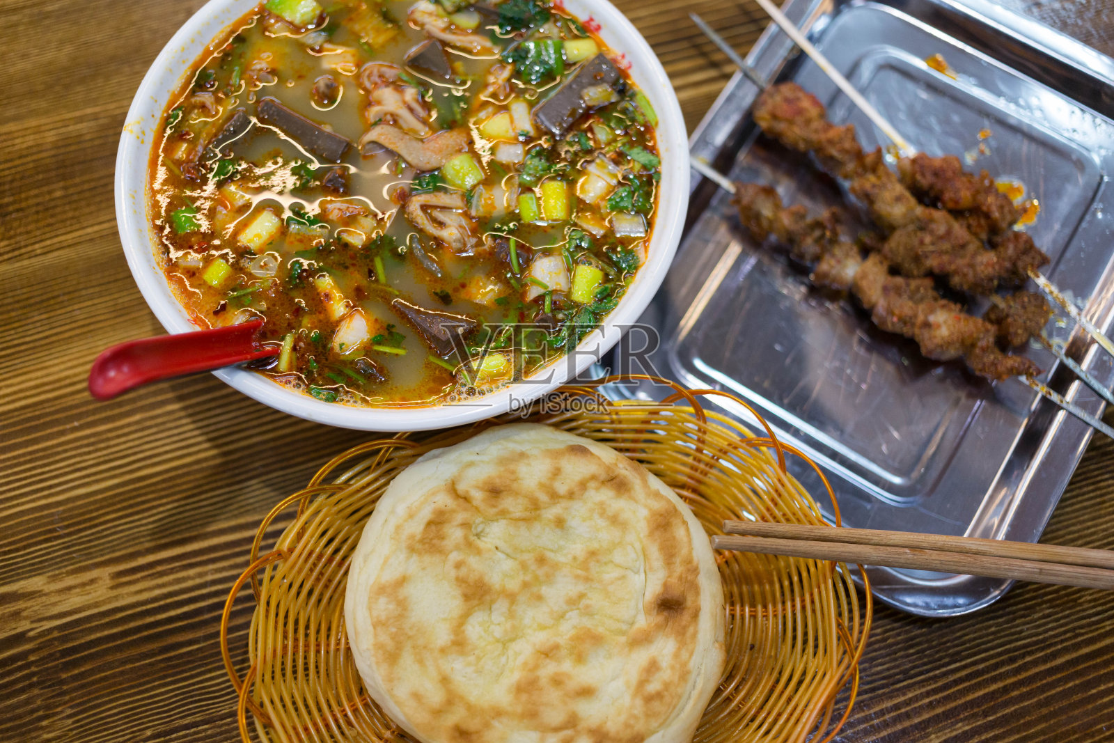 中国传统小吃——羊肉汤套装照片摄影图片