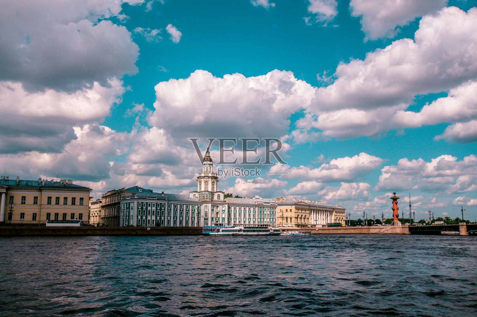 俄罗斯码头上的圣彼得堡建筑照片摄影图片