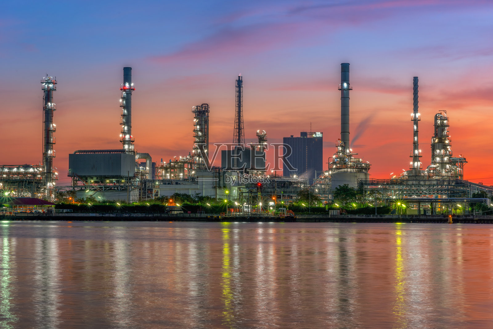 炼油工业工厂沿黄昏晨光照片摄影图片