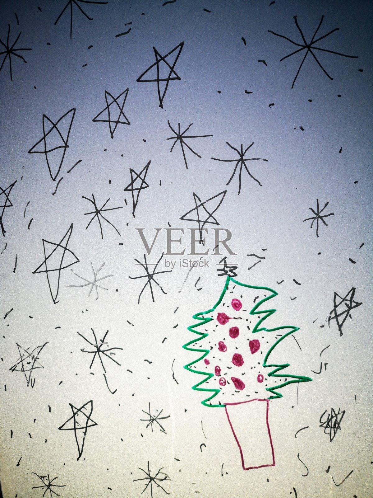 圣诞树在冰冻的窗户上，我的孩子(6岁)画插画图片素材
